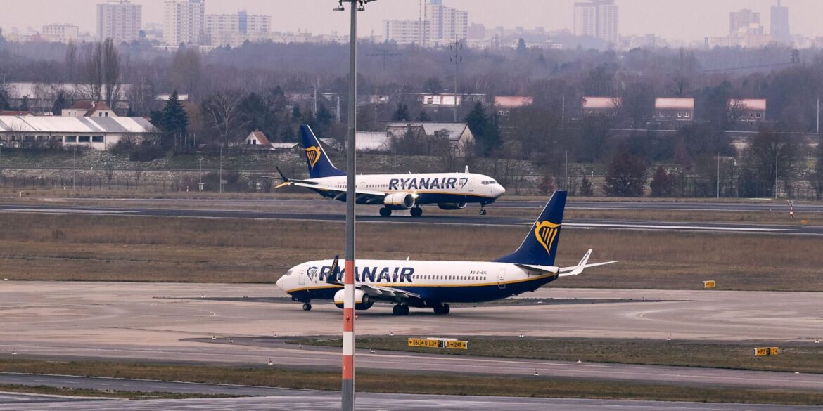 Bei einem Ryanair-Flug brach unterwegs eine Scheibe, Passagieren zufolge geriet ein Passagier in Not. (Symbolbild)