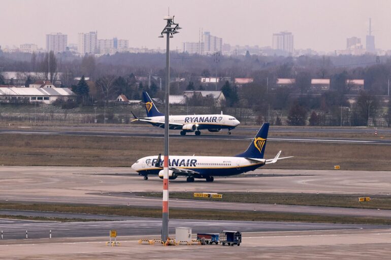 Bei einem Ryanair-Flug brach unterwegs eine Scheibe, Passagieren zufolge geriet ein Passagier in Not. (Symbolbild)