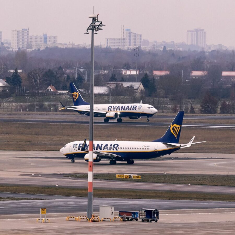 Bei einem Ryanair-Flug brach unterwegs eine Scheibe, Passagieren zufolge geriet ein Passagier in Not. (Symbolbild)