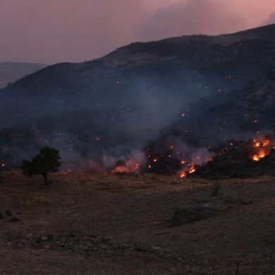 Die Flammen züngeln weiter im Süden der griechischen Urlaubsinsel Kreta.