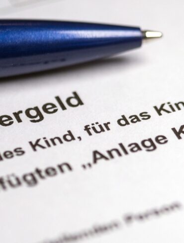 In mehreren Stufen soll das Kindergeld künftig «proaktiv» ausbezahlt werden - ohne Antrag, also ohne Papierkram. (Symbolbild)