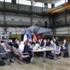 In einer Wartungshalle auf dem Militärflugplatz Nörvenich tagt der deutsch-französische Verteidigungs- und Sicherheitsrat.