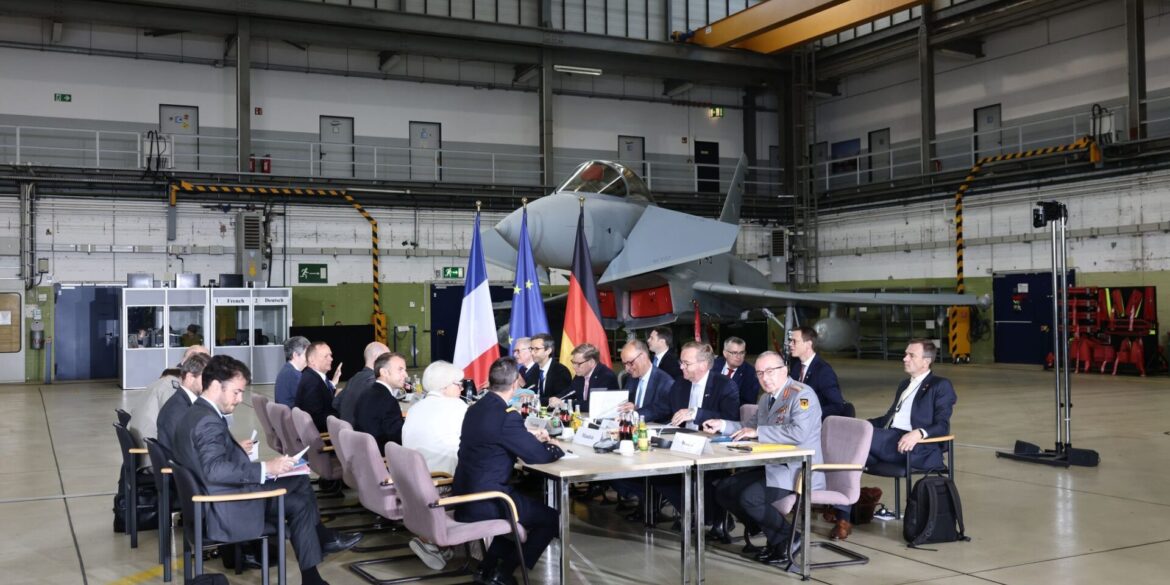 In einer Wartungshalle auf dem Militärflugplatz Nörvenich tagt der deutsch-französische Verteidigungs- und Sicherheitsrat.