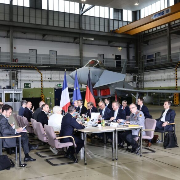 In einer Wartungshalle auf dem Militärflugplatz Nörvenich tagt der deutsch-französische Verteidigungs- und Sicherheitsrat.