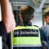 Ein Bahn-Mitarbeiter stürzte aus dem Zug und erlitt lebensgefährliche Verletzungen. (Symbolbild)