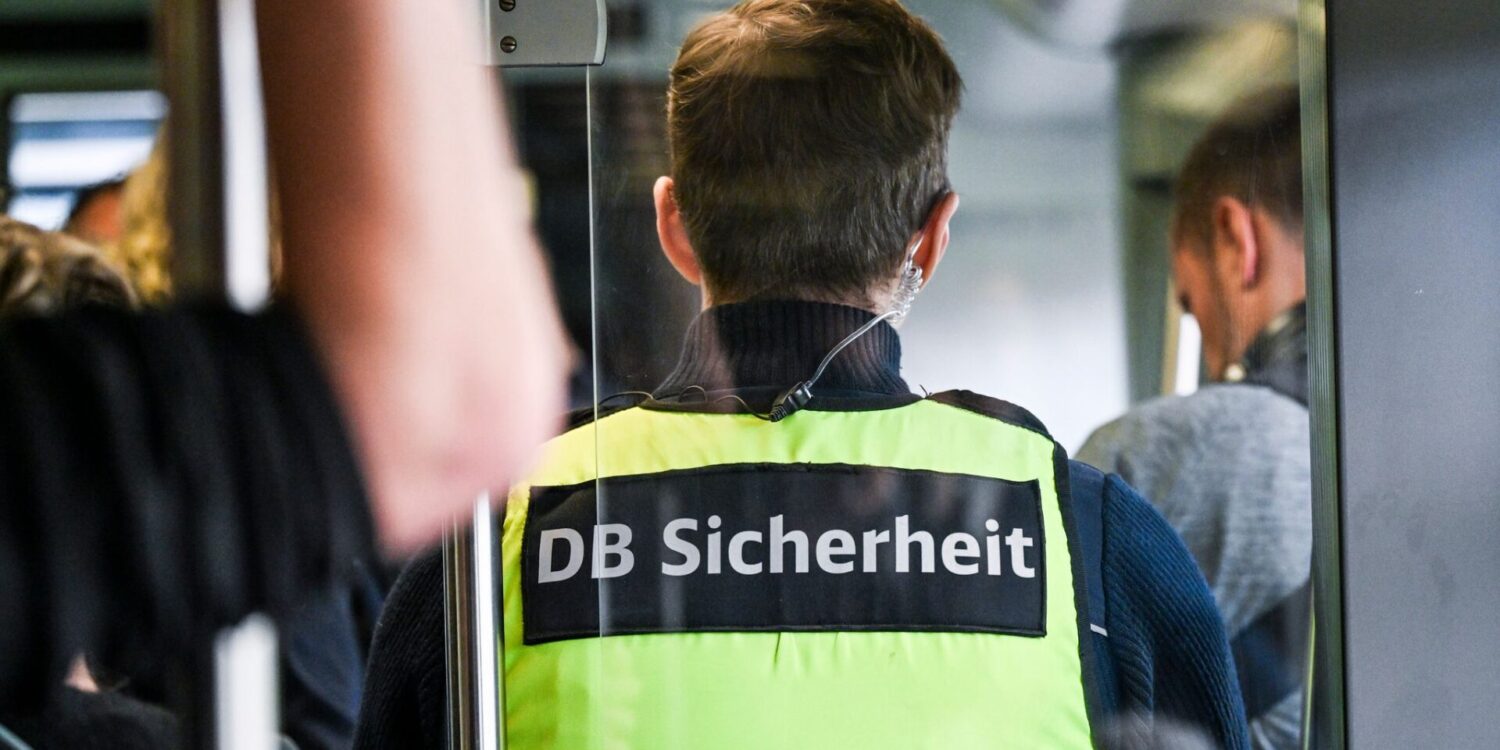 Ein Bahn-Mitarbeiter stürzte aus dem Zug und erlitt lebensgefährliche Verletzungen. (Symbolbild)