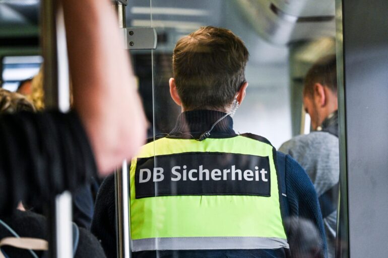 Ein Bahn-Mitarbeiter stürzte aus dem Zug und erlitt lebensgefährliche Verletzungen. (Symbolbild)