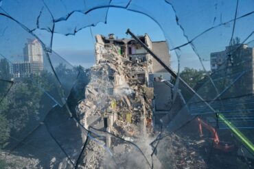 Viele Wohnhäuser in Kiew sind nach dem russischen Angriff schwer beschädigt.