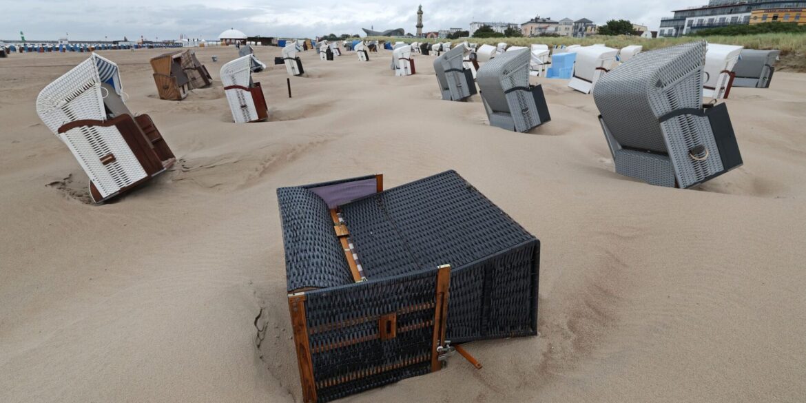 In Schieflage: Stürmisches Wetter an der Ostsee