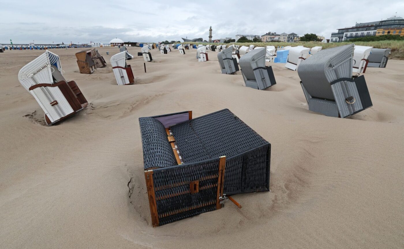 In Schieflage: Stürmisches Wetter an der Ostsee