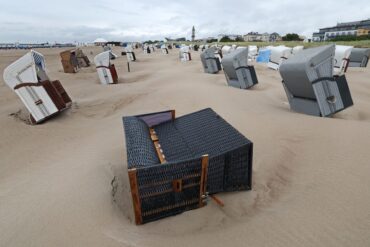 In Schieflage: Stürmisches Wetter an der Ostsee