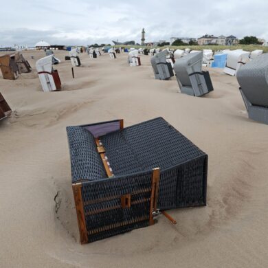 In Schieflage: Stürmisches Wetter an der Ostsee