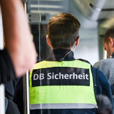 Der Bahn-Mitarbeiter stürzte aus dem Zug und erlitt lebensgefährliche Verletzungen. (Archivbild)