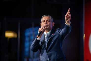 Der türkische Oppositionspolitiker Özgür Özel ist aus der CHP ausgetreten, nachdem er als Parteivorsitzender abgesetzt wurde. (Archivbild)