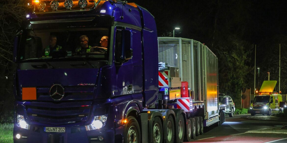 Ein Schwerlasttransporter verlässt mit einem Castor-Behälter den Standort Jülich. (Archivbild)