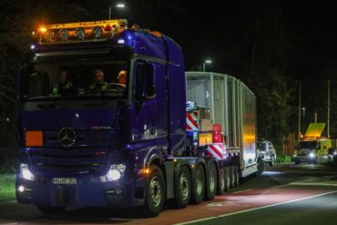 Ein Schwerlasttransporter verlässt mit einem Castor-Behälter den Standort Jülich. (Archivbild)