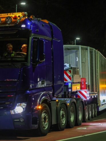 Ein Schwerlasttransporter verlässt mit einem Castor-Behälter den Standort Jülich. (Archivbild)