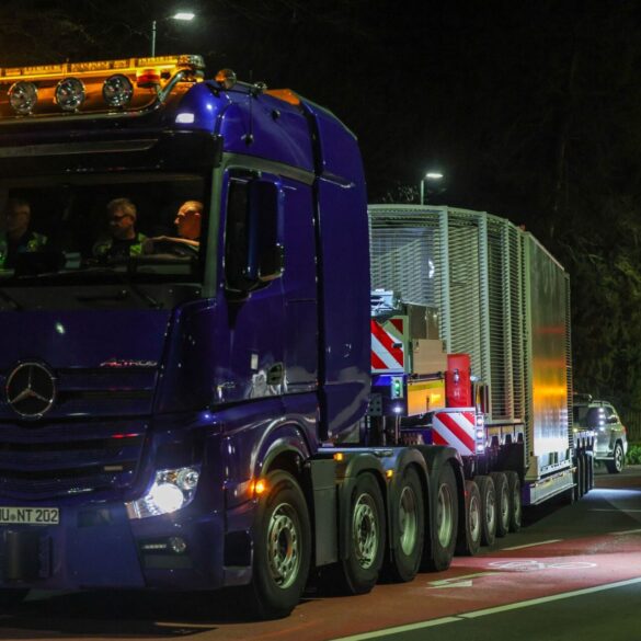 Ein Schwerlasttransporter verlässt mit einem Castor-Behälter den Standort Jülich. (Archivbild)