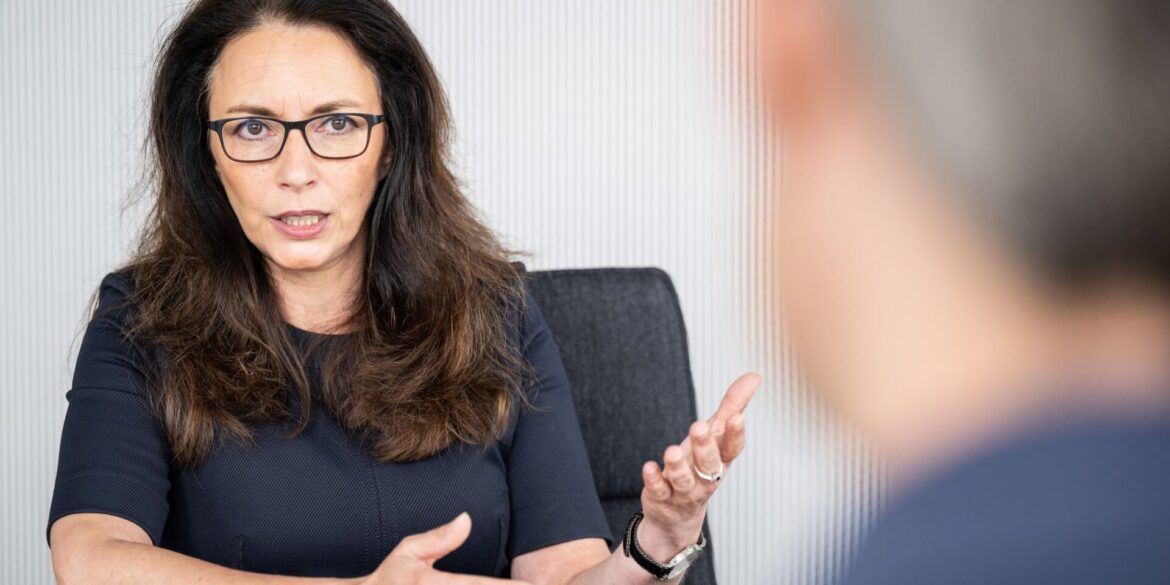 DGB-Chefin Yasmin Fahimi fordert mehr Vorkehrungen gegen Hitze-Gefahren. (Archivfoto)