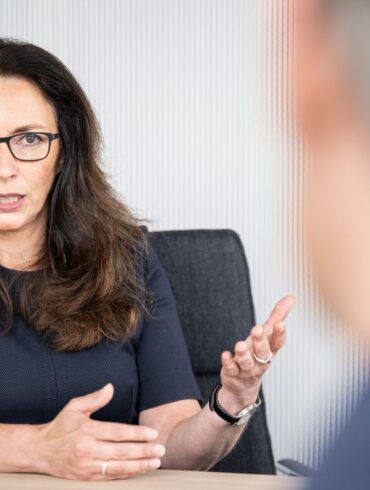 DGB-Chefin Yasmin Fahimi fordert mehr Vorkehrungen gegen Hitze-Gefahren. (Archivfoto)