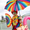 Martin aus Gießen ist auch im Alltag in Regenbogenfarben unterwegs.