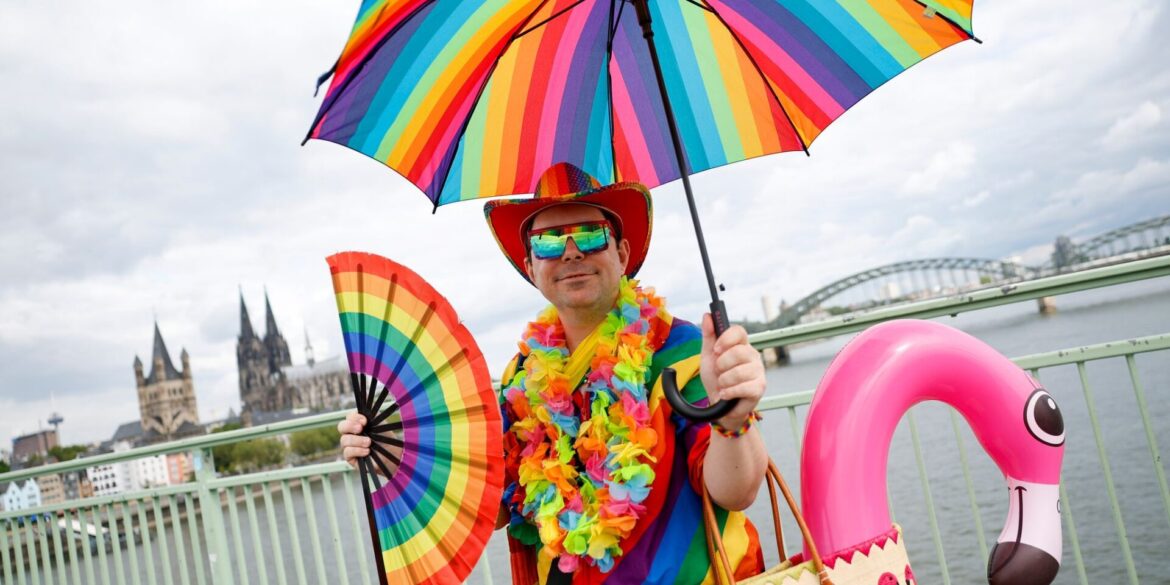 Martin aus Gießen ist auch im Alltag in Regenbogenfarben unterwegs.
