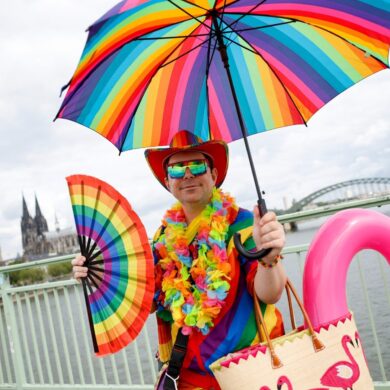 Martin aus Gießen ist auch im Alltag in Regenbogenfarben unterwegs.
