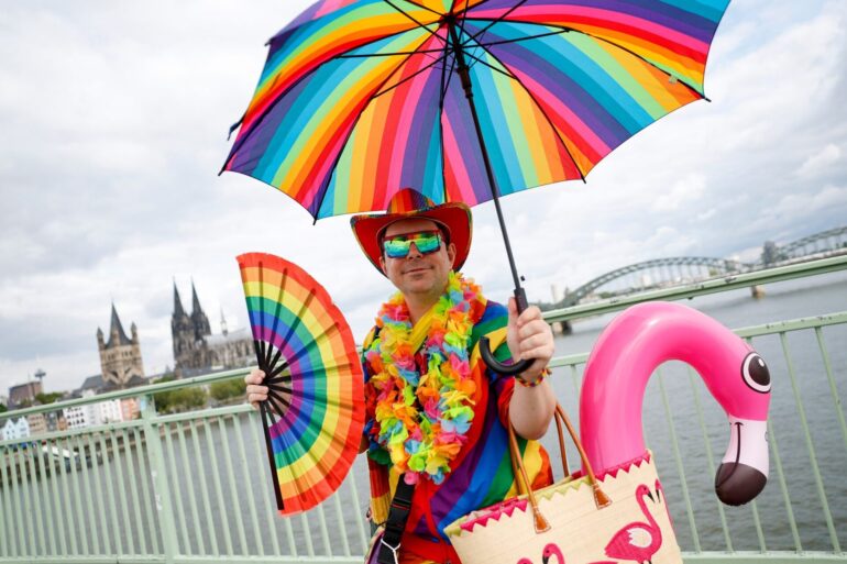 Martin aus Gießen ist auch im Alltag in Regenbogenfarben unterwegs.