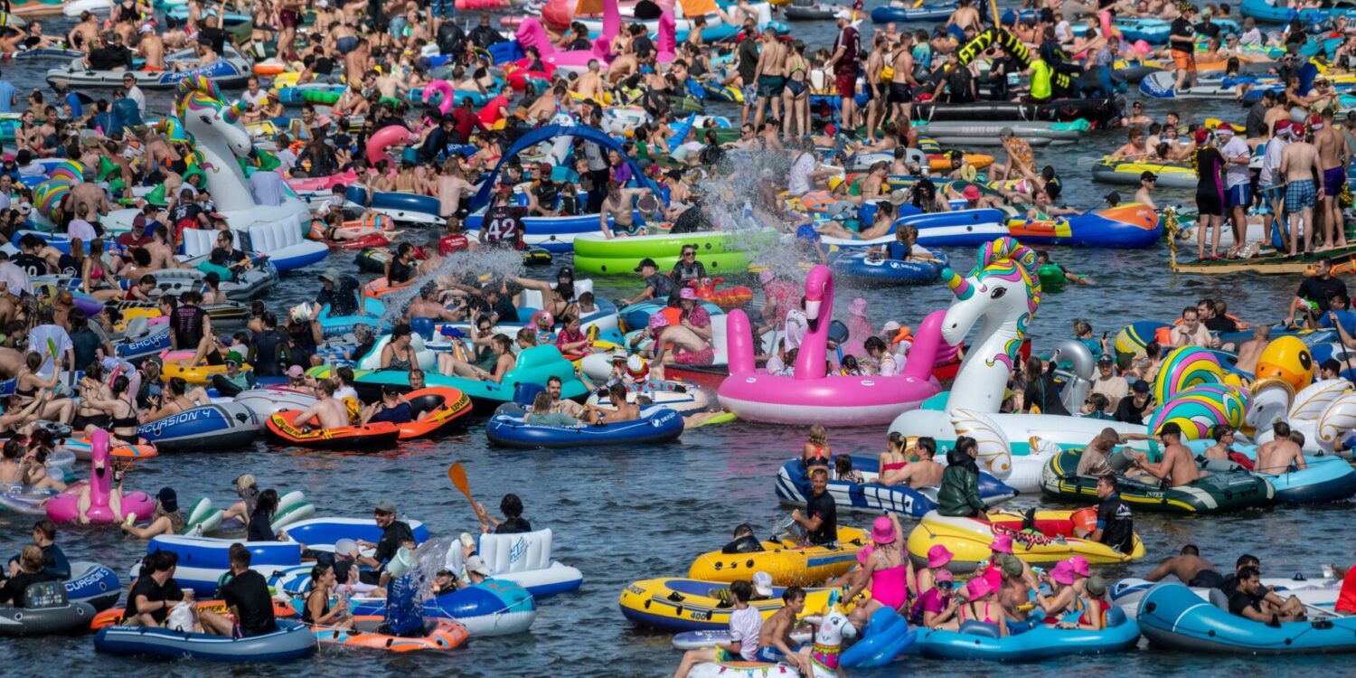 Bunte Wasserparty: Beim Fest „Nabada“ in Ulm treiben Menschen in Gummibooten die Donau hinab.