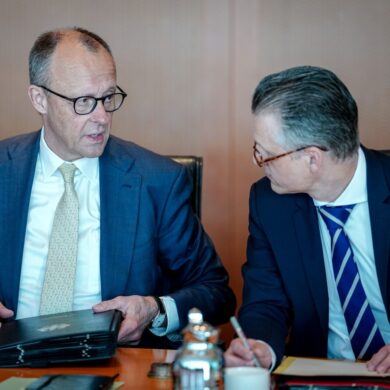 Bundeskanzler Friedrich Merz (CDU) und sein Kanzleramtschef Thorsten Frei (CDU). Würde Frei an die Spitze der Unionsfraktion wechseln, müsste seine einflussreiche Stelle im Kanzleramt neu besetzt werden. (Archivbild)