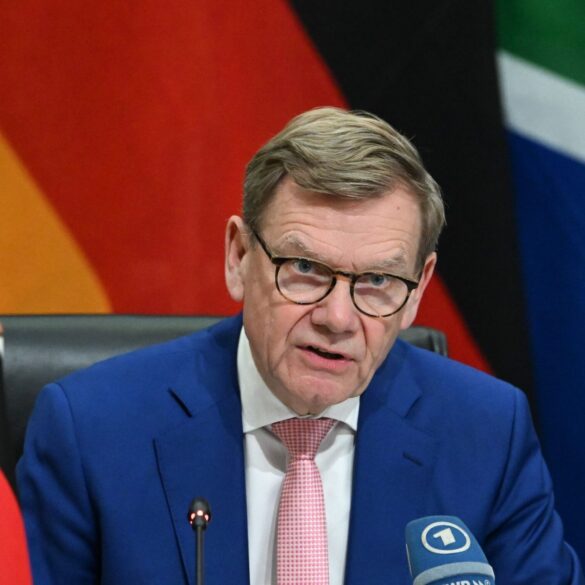Wadephul zieht in einer ZDF-Sendung einen ungewöhnlichen Vergleich, als um das Völkerrecht ging.