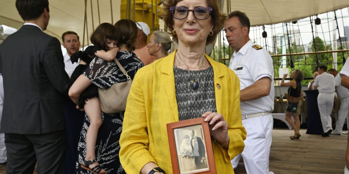 Zu ihrer Einbürgerunszeremonie bringt Carolyn Oliner ein Bild ihrer Großeltern mit, denen 1941 formell die Staatsangehörigkeit aberkannt wurde. Beide werden später in Auschwitz ermordet.