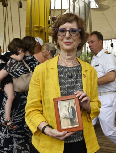 Zu ihrer Einbürgerunszeremonie bringt Carolyn Oliner ein Bild ihrer Großeltern mit, denen 1941 formell die Staatsangehörigkeit aberkannt wurde. Beide werden später in Auschwitz ermordet.