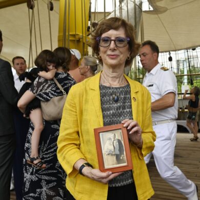 Zu ihrer Einbürgerunszeremonie bringt Carolyn Oliner ein Bild ihrer Großeltern mit, denen 1941 formell die Staatsangehörigkeit aberkannt wurde. Beide werden später in Auschwitz ermordet.