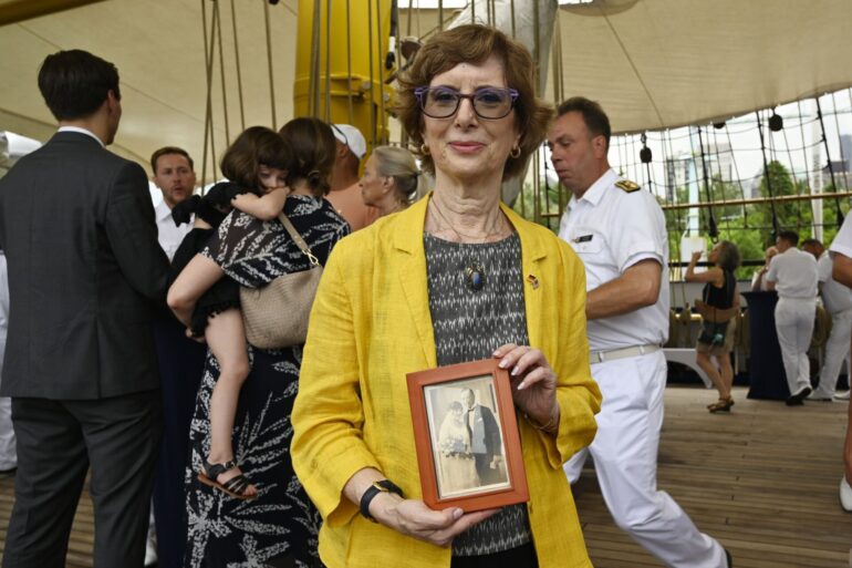 Zu ihrer Einbürgerunszeremonie bringt Carolyn Oliner ein Bild ihrer Großeltern mit, denen 1941 formell die Staatsangehörigkeit aberkannt wurde. Beide werden später in Auschwitz ermordet.