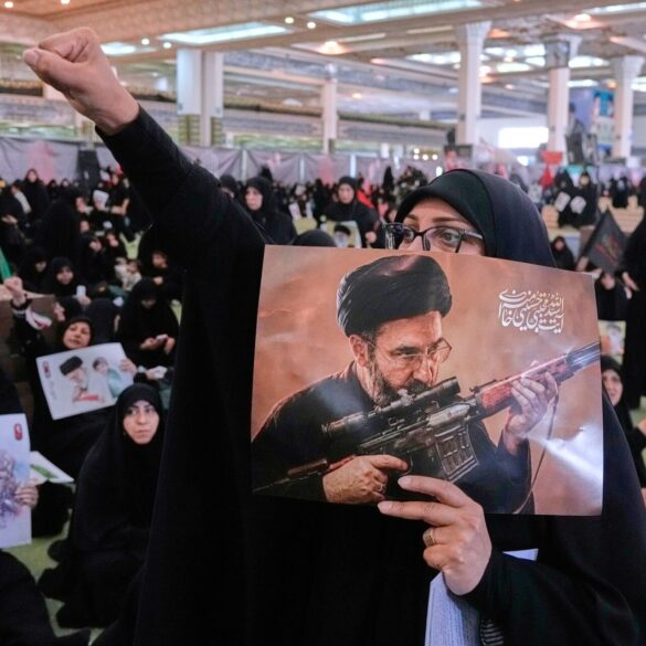 Viele Regierungsanhänger im Iran fordern Rache für den getöteten obersten Führer Ajatollah Ali Chamenei. (Archivbild)