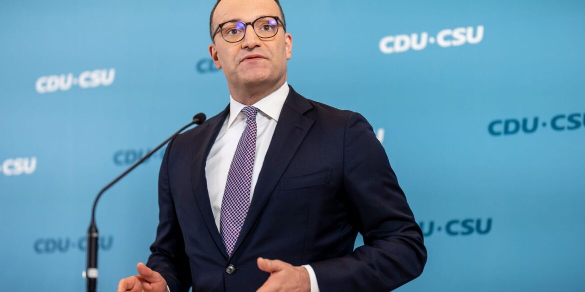 Unionsfraktionschef Jens Spahn erklärt sich zur Kontroverse über Leihmutterschaft. (Archivbild)