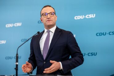 Unionsfraktionschef Jens Spahn erklärt sich zur Kontroverse über Leihmutterschaft. (Archivbild)