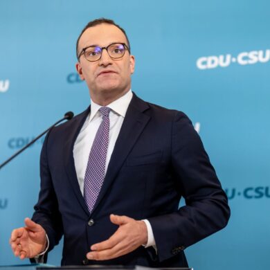 Unionsfraktionschef Jens Spahn erklärt sich zur Kontroverse über Leihmutterschaft. (Archivbild)