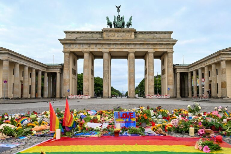 Am Brandenburger Tor wird dem Anschlag gedacht.