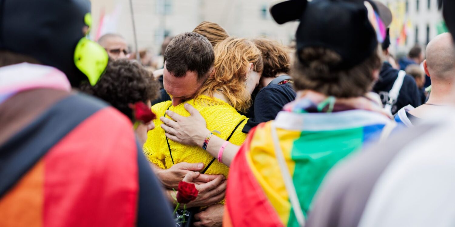Nach dem Anschlag am Rande des CSD in Berlin trauern viele Menschen, unter anderem vor dem Brandenburger Tor.