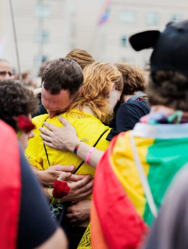 Nach dem Anschlag am Rande des CSD in Berlin trauern viele Menschen, unter anderem vor dem Brandenburger Tor.