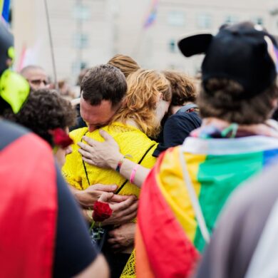 Nach dem Anschlag am Rande des CSD in Berlin trauern viele Menschen, unter anderem vor dem Brandenburger Tor.