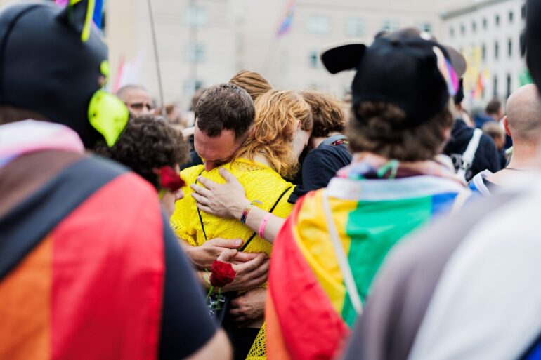 Nach dem Anschlag am Rande des CSD in Berlin trauern viele Menschen, unter anderem vor dem Brandenburger Tor.