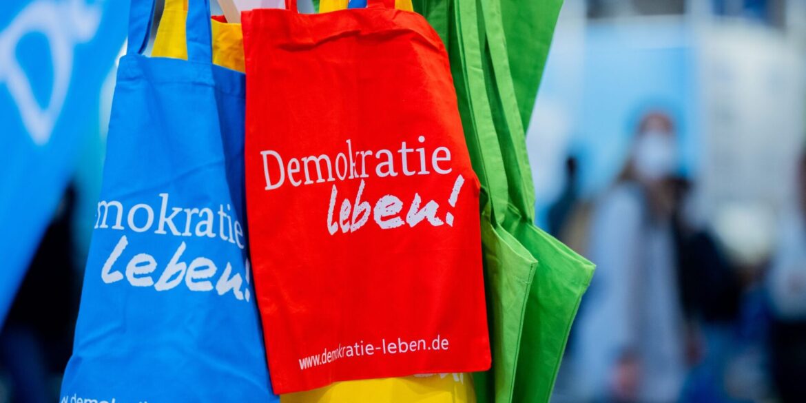 Das Programm «Demokratie leben!» soll bisher zivilgesellschaftliches Engagement für ein demokratisches Miteinander fördern. (Symbolbild)