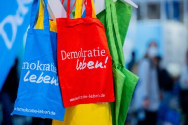 Das Programm «Demokratie leben!» soll bisher zivilgesellschaftliches Engagement für ein demokratisches Miteinander fördern. (Symbolbild)