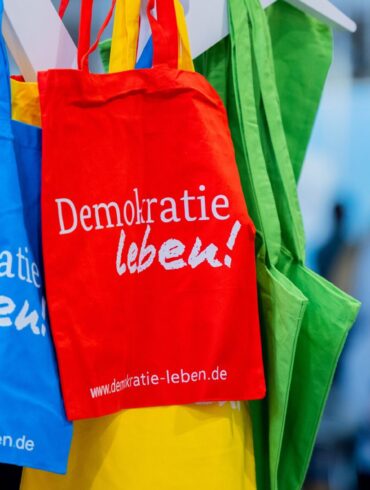 Das Programm «Demokratie leben!» soll bisher zivilgesellschaftliches Engagement für ein demokratisches Miteinander fördern. (Symbolbild)