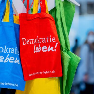 Das Programm «Demokratie leben!» soll bisher zivilgesellschaftliches Engagement für ein demokratisches Miteinander fördern. (Symbolbild)