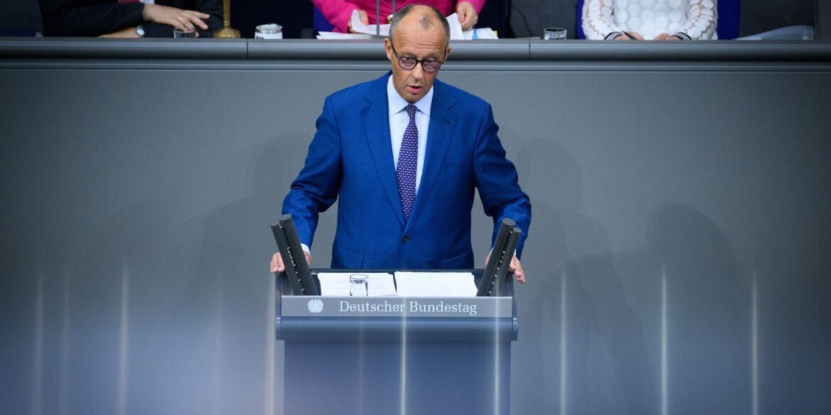 Merz spricht im Bundestag über die aktuelle Lage in der Innen- und Außenpolitik.