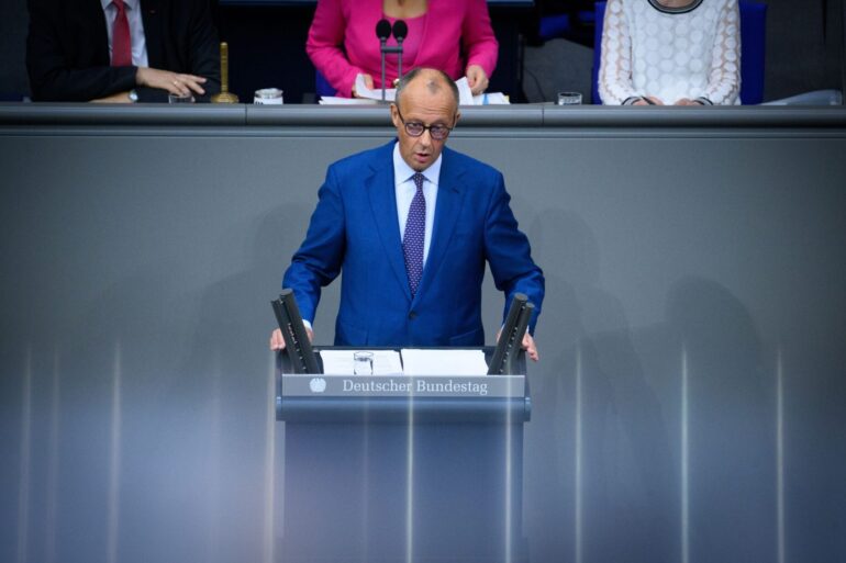 Merz spricht im Bundestag über die aktuelle Lage in der Innen- und Außenpolitik.